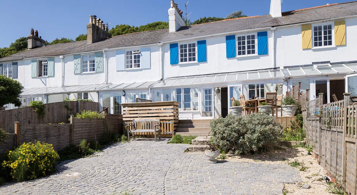 These beautiful Grade II listed cottages are south-facing so enjoy the sun and sea views.