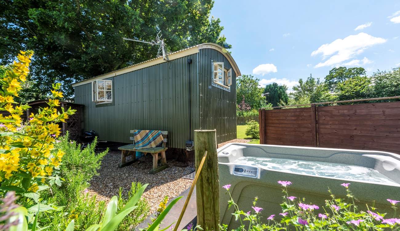 Behind the hut sits the heavenly hot tub!