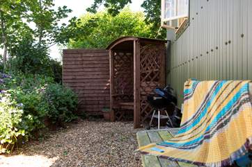 The back of the hut with another sheltered and private patio-area (and barbecue) and the hot tub.