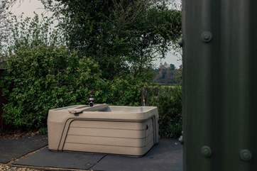 Discover the heavenly hot tub, tucked away in tranquil seclusion.