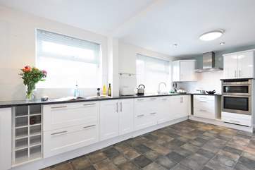 The well-equipped kitchen has all you need.