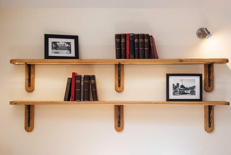 What a lovely bookcase feature.