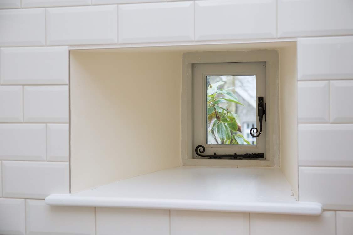 A little window in the kitchen.