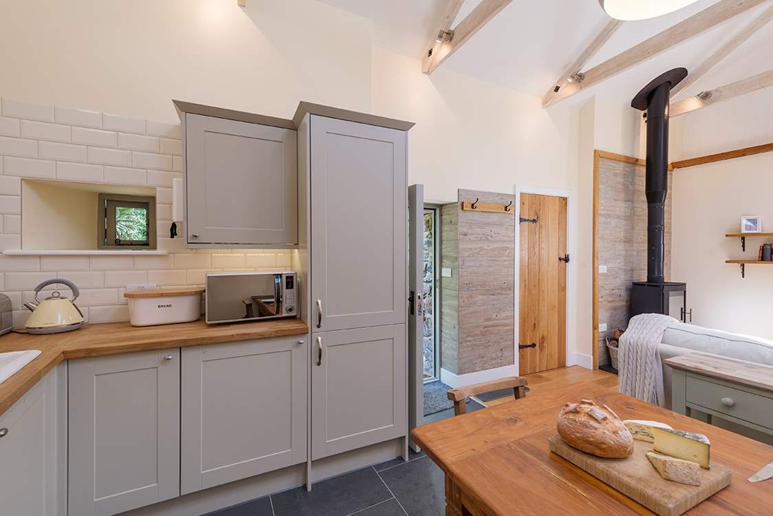 Compact and well-equipped kitchen.