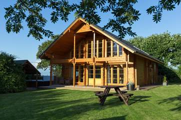Combe Lodge is a stunning Scandinavian-style lodge with the incredible extras of a hot tub and sauna!