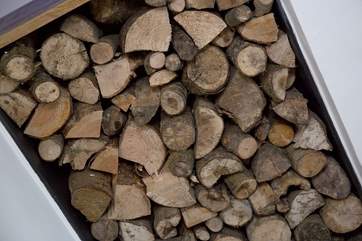 Even the logs are nicely stacked - help yourself to the first basketful for free but thereafter please replace them or use the honesty-box provided.