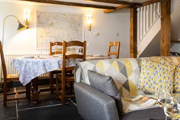 The dinning area is both confortable and spacious.