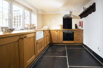 The well-equipped and spacious kitchen with a view over the pation area.