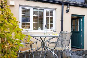 The shettled patio area at the rear of the Cottage.