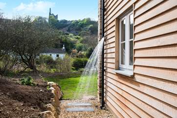 The outdoor shower is the ideal place to rinse off your wetsuits or yourself, after a day at the beach.