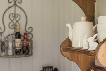 It even has little bunny salt and pepper pots!