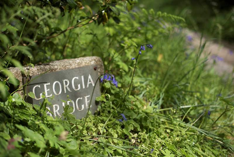 Welcome to Georgia Bridge. Set down flower-filled country lanes but only a few miles from St Ives in one direction and Penzance in the other.