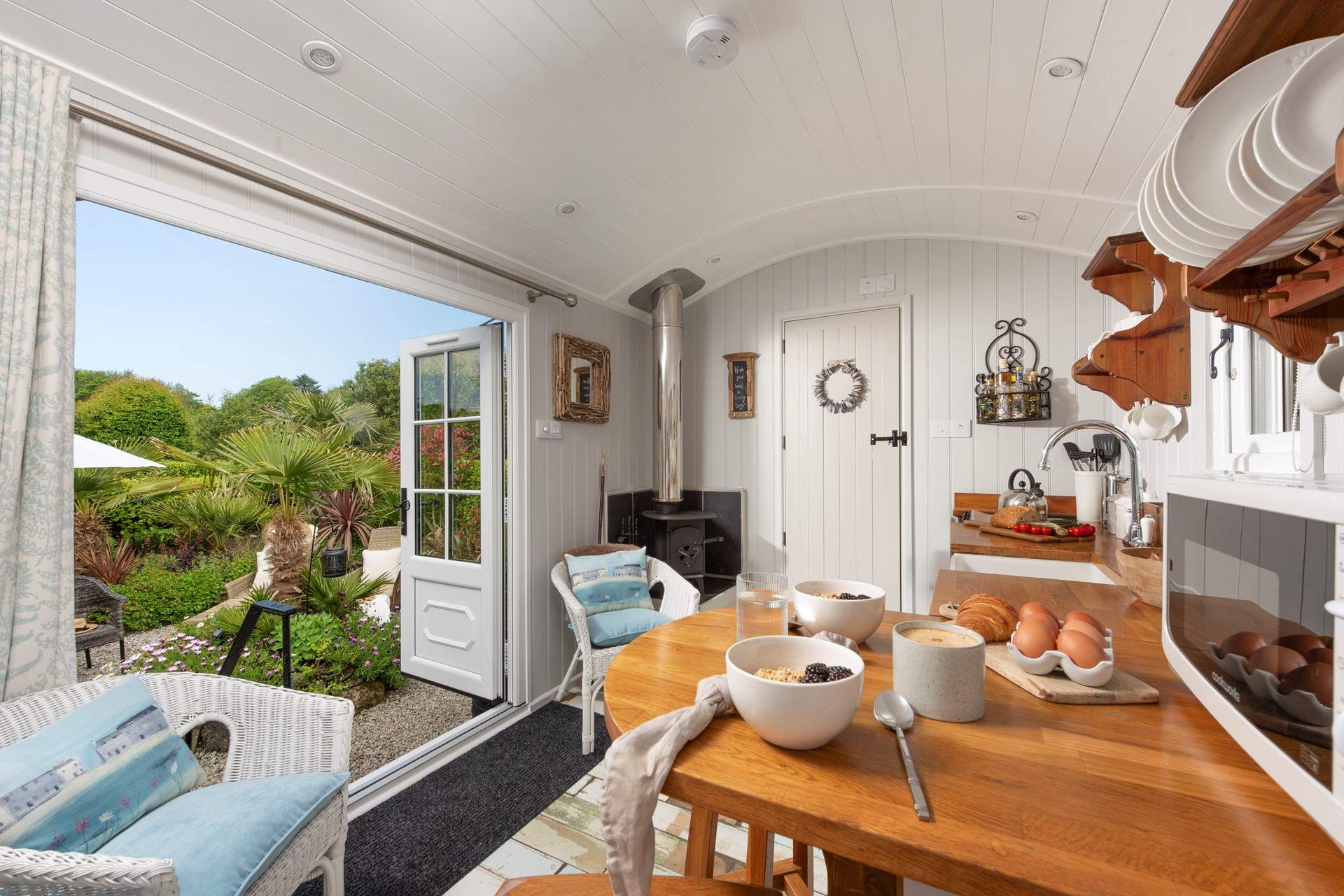 And allows the natural light to stream effortlessly through your hideaway.