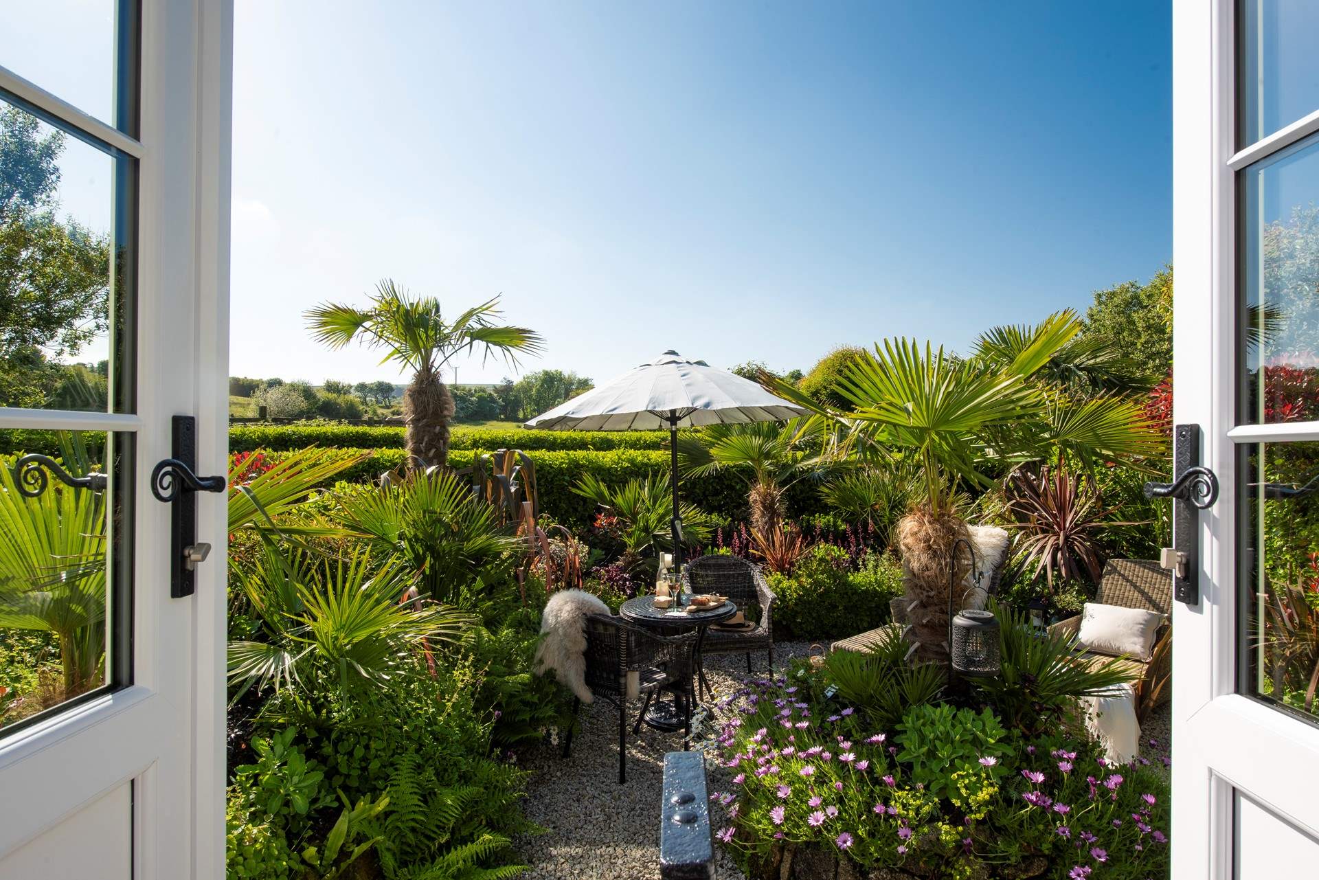 The double patio doors lead to your very own tropical paradise.