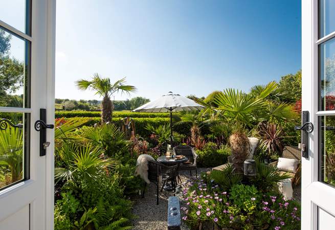 The double patio doors lead to your very own tropical paradise.