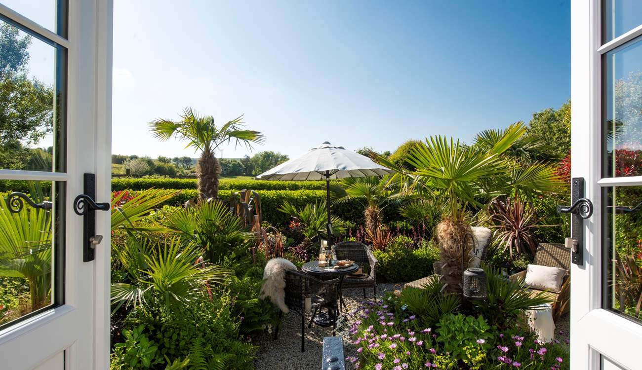 The double patio doors lead to your very own tropical paradise.