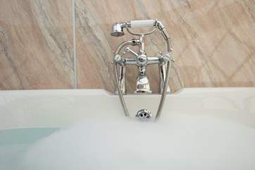 Yep, there is a bath in a yurt!