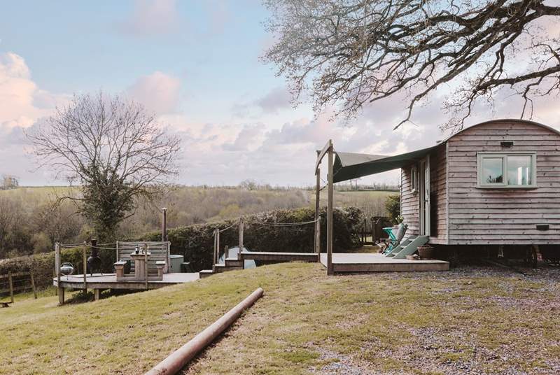 Perched in the rolling countryside, Shepherd's Oak boasts idyllic views of rural green pastures and gentle hills.