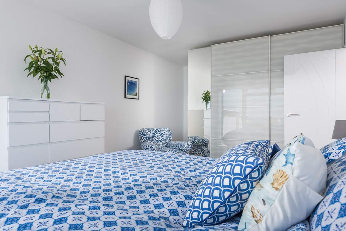 The main bedroom is beautifully furnished, this is a calm and relaxing space where you can fall asleep to the sound of the sea.