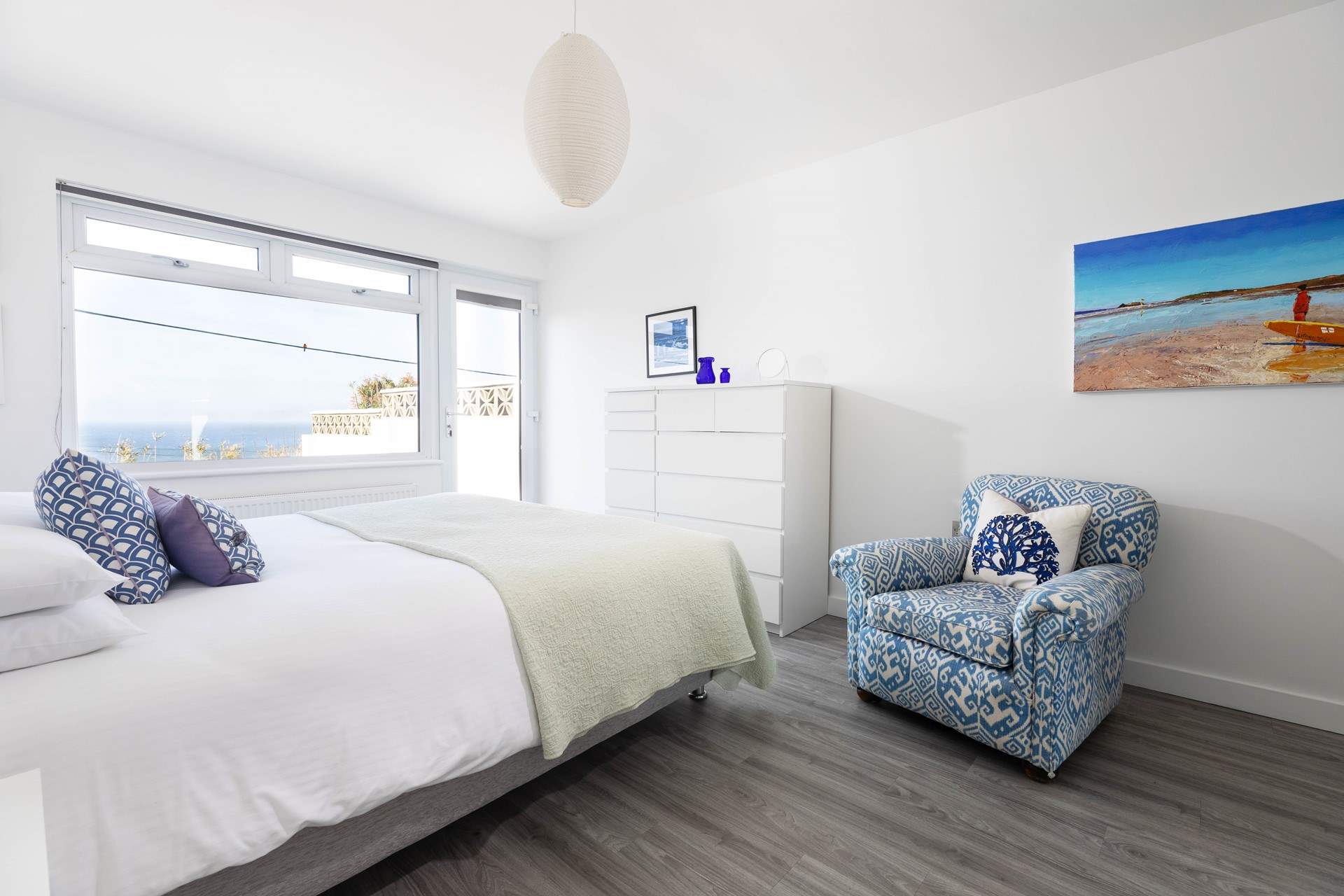 The main bedroom is beautifully furnished, this is a calm and relaxing space where you can fall asleep to the sound of the the sea.