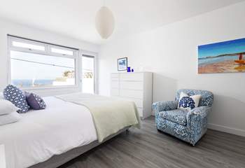 The main bedroom is beautifully furnished, this is a calm and relaxing space where you can fall asleep to the sound of the the sea.