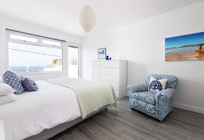 The main bedroom is beautifully furnished, this is a calm and relaxing space where you can fall asleep to the sound of the the sea.