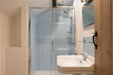 En-suite to bedroom 1.