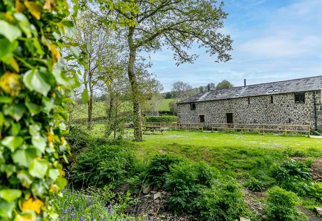 Ida is a gorgeous cottage looking out over serene countryside and with a  shared courtyard to the rear. Giles Cottage sits next door.