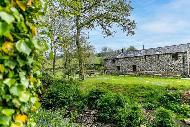 Ida is a gorgeous cottage looking out over serene countryside and with a  shared courtyard to the rear. Giles Cottage sits next door.