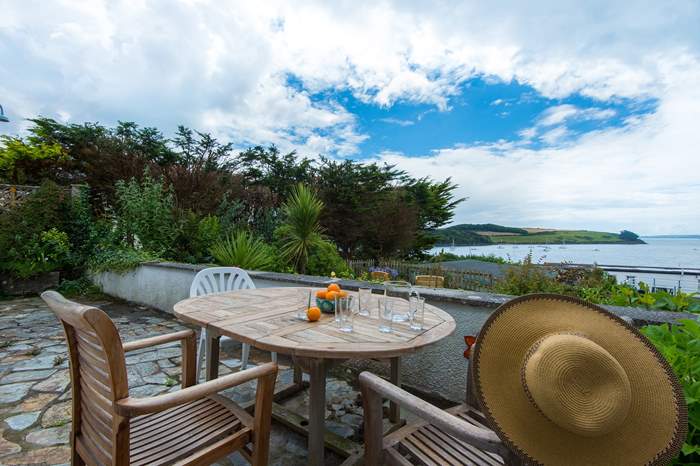 Mimosa Cottage is a 3 bedroom, dog friendly cottage with sea views in St Mawes, Cornwall.
