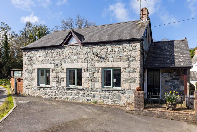 A quaint and cosy detached cottage, sitting above a beautiful brook in the hamlet of St Keverne. Ancient trails on your doorstep for you and your family or friends to enjoy, and you can even bring your four legged friend!