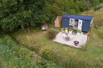 Just look at the setting of this lovely retreat.