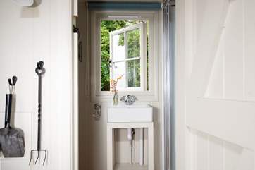 The other end of the hut houses the en suite shower-room.