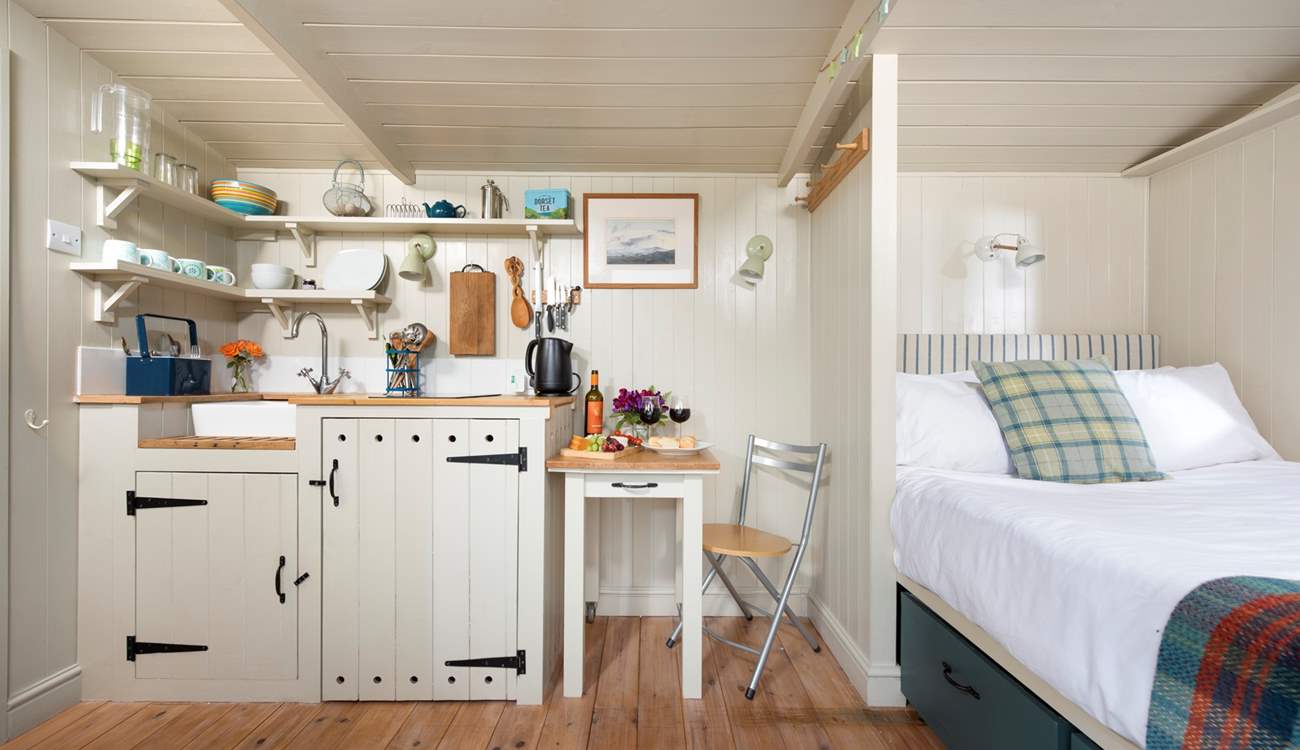 The cute kitchenette is superbly equipped with all the essentials. 