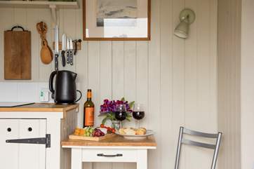 It has a little dining-area and kitchen-area with very clever use of storage (the combination microwave and toaster are hidden behind the cupboard doors).