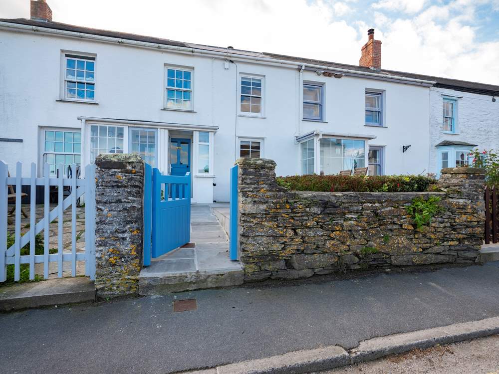 A sought after location on The Lugger overlooking Gerrans bay.