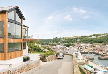 This fabulouse house sits high on Lighthouse Hill overlooking Portreath.