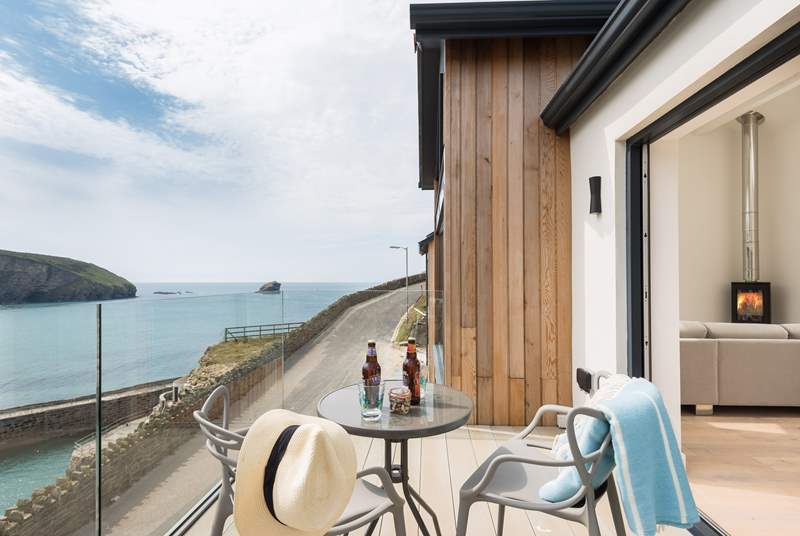 Enjoy views of cliff, sea and sky at every moment.
