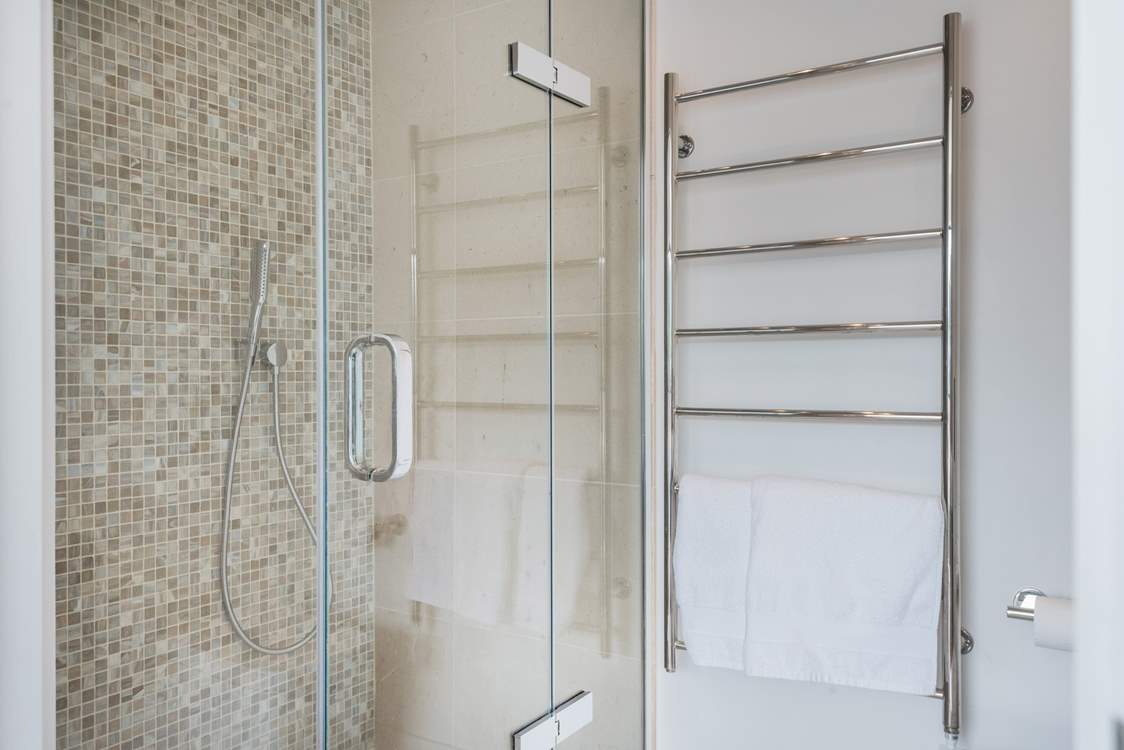 The en suite shower has a huge rose above and a mid height shower attachment too.