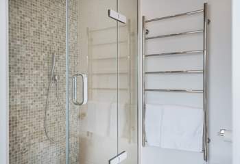 The en suite shower has a huge rose above and a mid height shower attachment too.