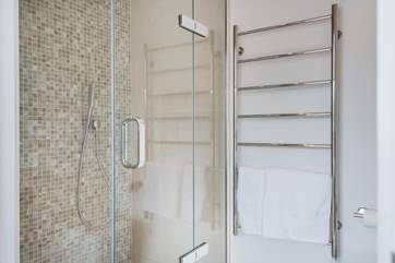 The en suite shower has a huge rose above and a mid height shower attachment too.
