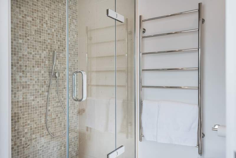 The en suite shower has a huge rose above and a mid height shower attachment too.
