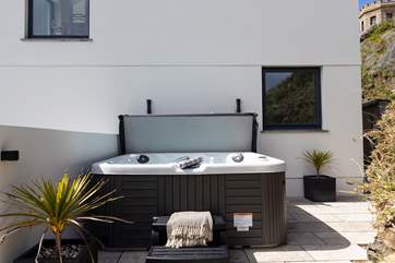 Bubble away the evenings in the hot tub overlooking Portreath.