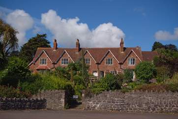 The cottages are set back from the road by their long front gardens. No 1 has a garden to its side but all the cottages can use the path from Quay Street.