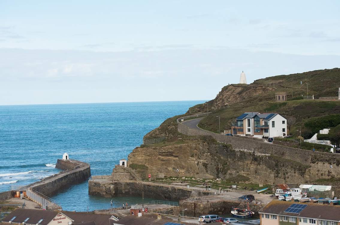 The house sits on Lighthouse Hill with its next door neighbour Rockaway (3315).