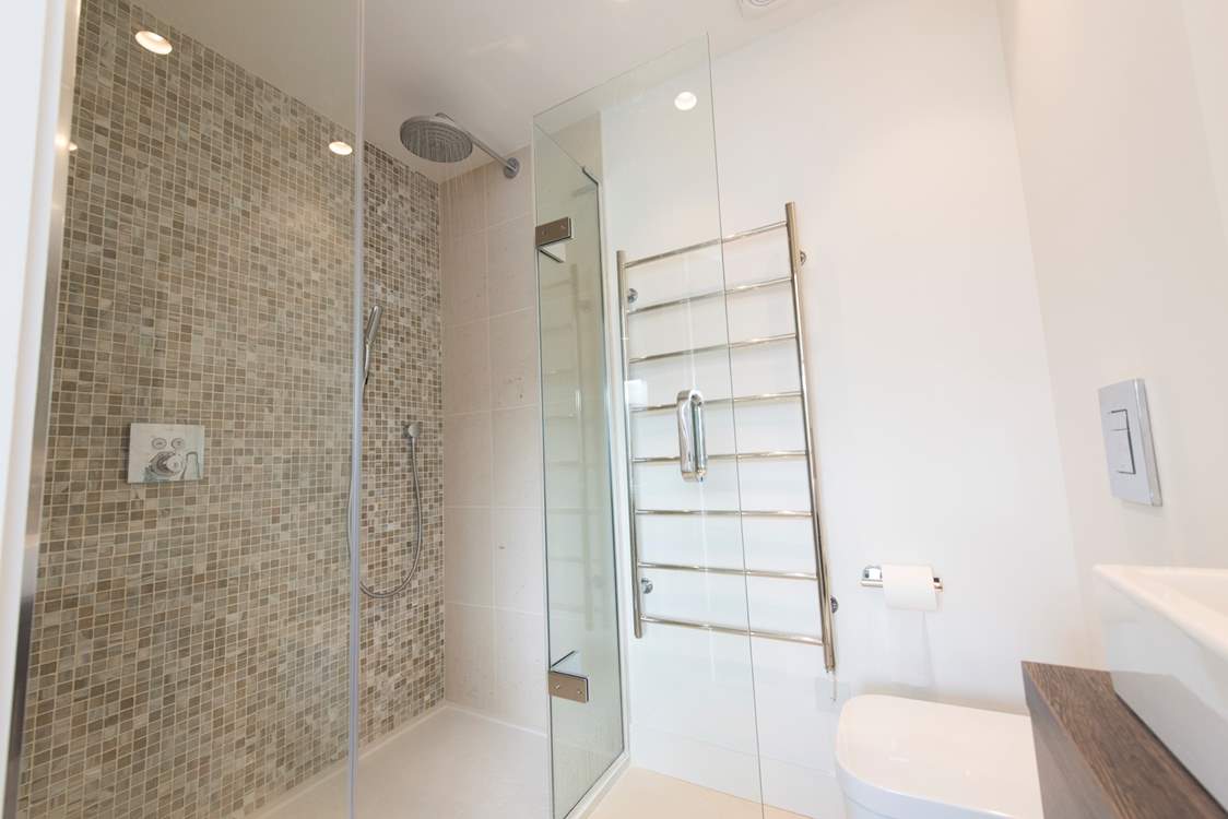 The main bedroom en suite shower-room with large cubicle for maximum shower enjoyment.