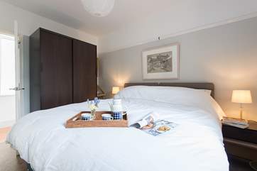 Bedroom 2 with zip and link beds (double or twin).