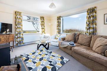 The light and warm living area, perfect for relaxing after a day of exploring.