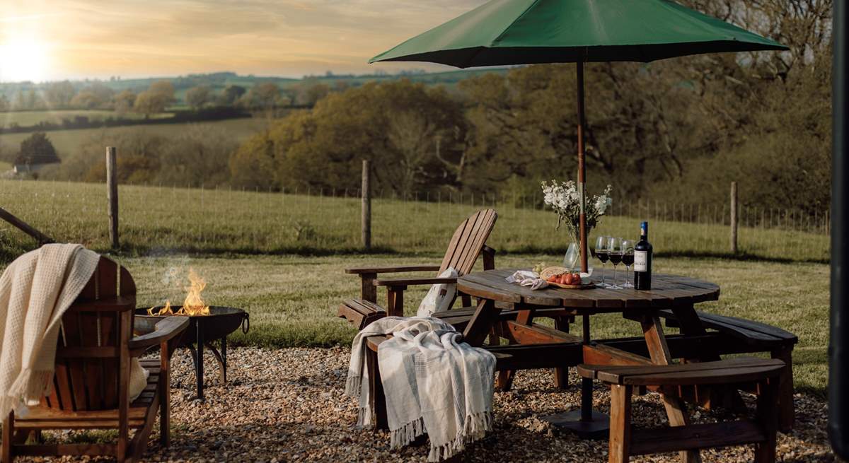 Pour a glass of your favourite and gather around the firepit as the sun disappears beyond the horizon. 