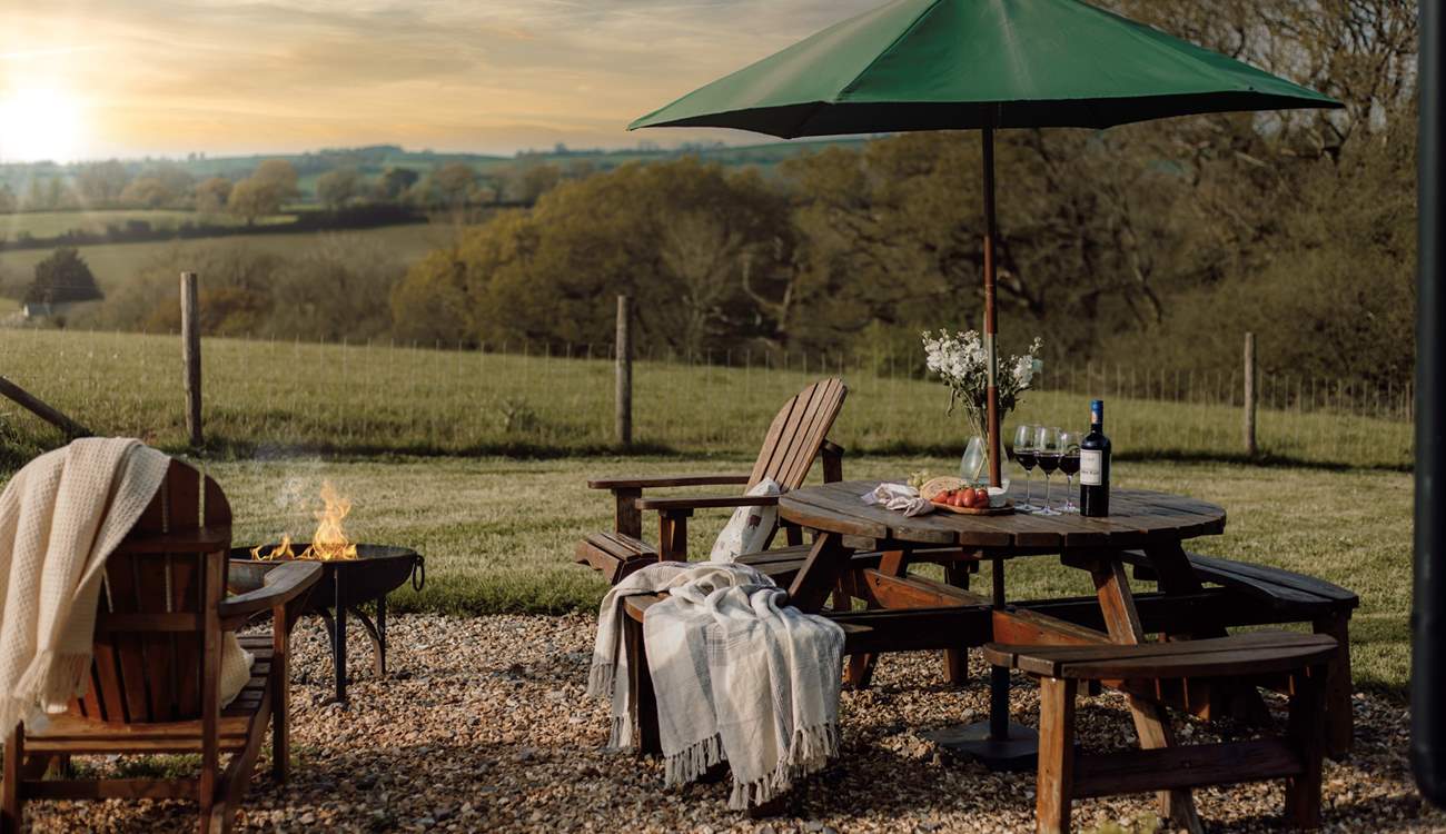 Pour a glass of your favourite and gather around the firepit as the sun disappears beyond the horizon. 